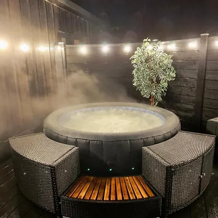 The Pod Unique & Stylish Luxury With Hot Tub