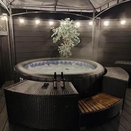 The Pod Unique & Stylish Luxury With Hot Tub Apartment *
