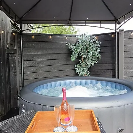 Apartment The Pod Unique & Stylish Luxury With Hot Tub