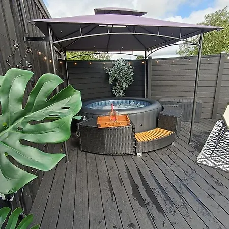 The Pod Unique & Stylish Luxury With Hot Tub * Swanlinbar