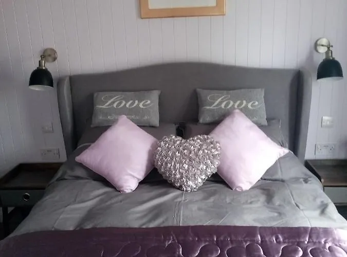 The Pod Unique & Stylish Luxury With Hot Tub Apartament Swanlinbar