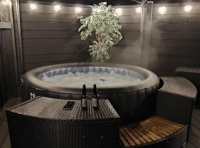 The Pod Unique & Stylish Luxury With Hot Tub Apartment *
