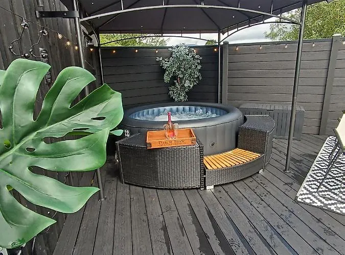 The Pod Unique & Stylish Luxury With Hot Tub * Swanlinbar